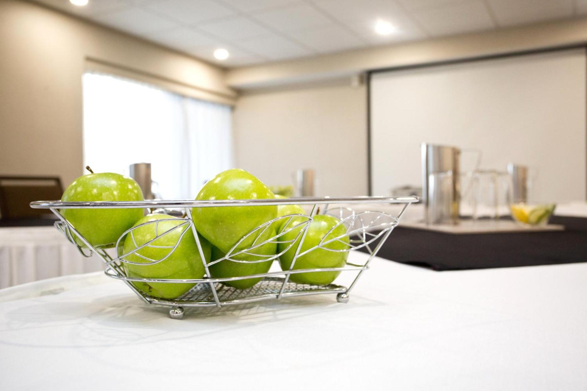 Holiday Inn Hotel Peterborough Waterfront By Ihg Экстерьер фото