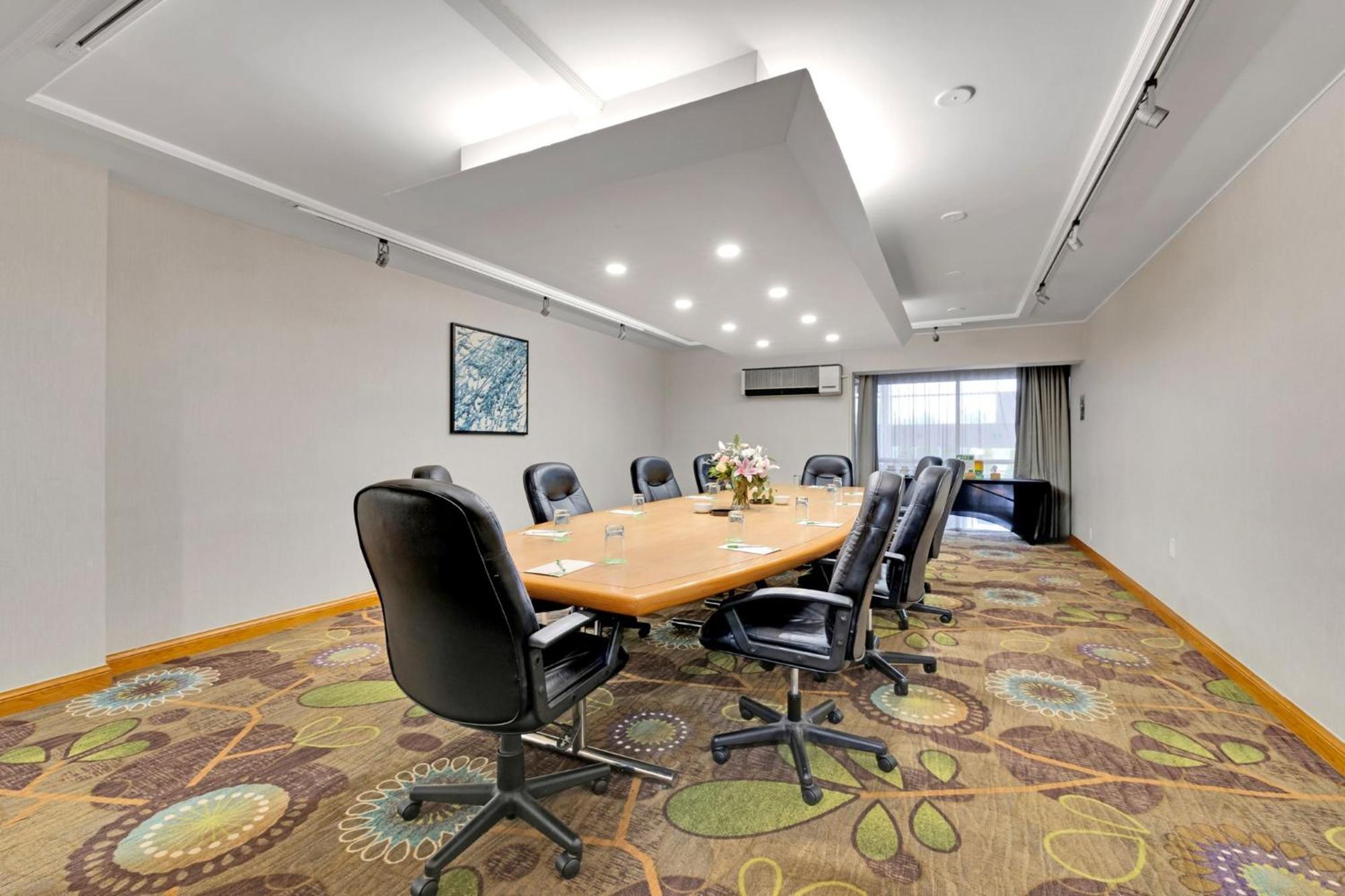 Holiday Inn Hotel Peterborough Waterfront By Ihg Экстерьер фото